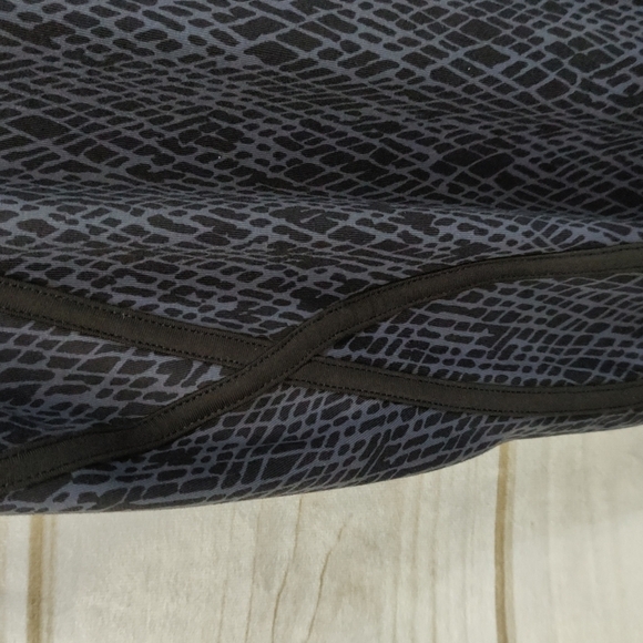 Livi Active Plus Size Cropped Leggings High Rise Wide Waist Black & Grey Design - Picture 5 of 11